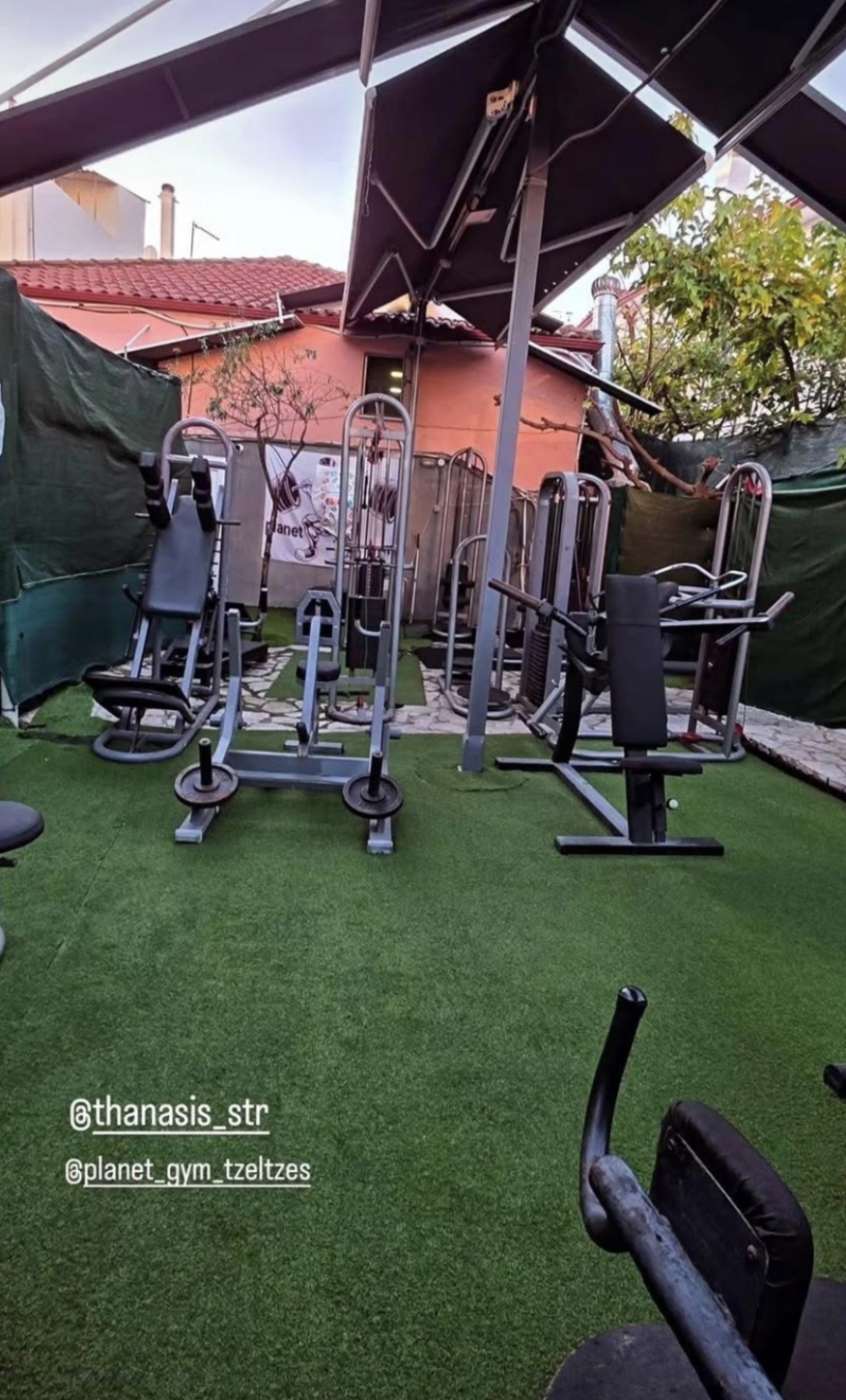 Εξωτερικός χώρος προπόνησης με γρασίδι