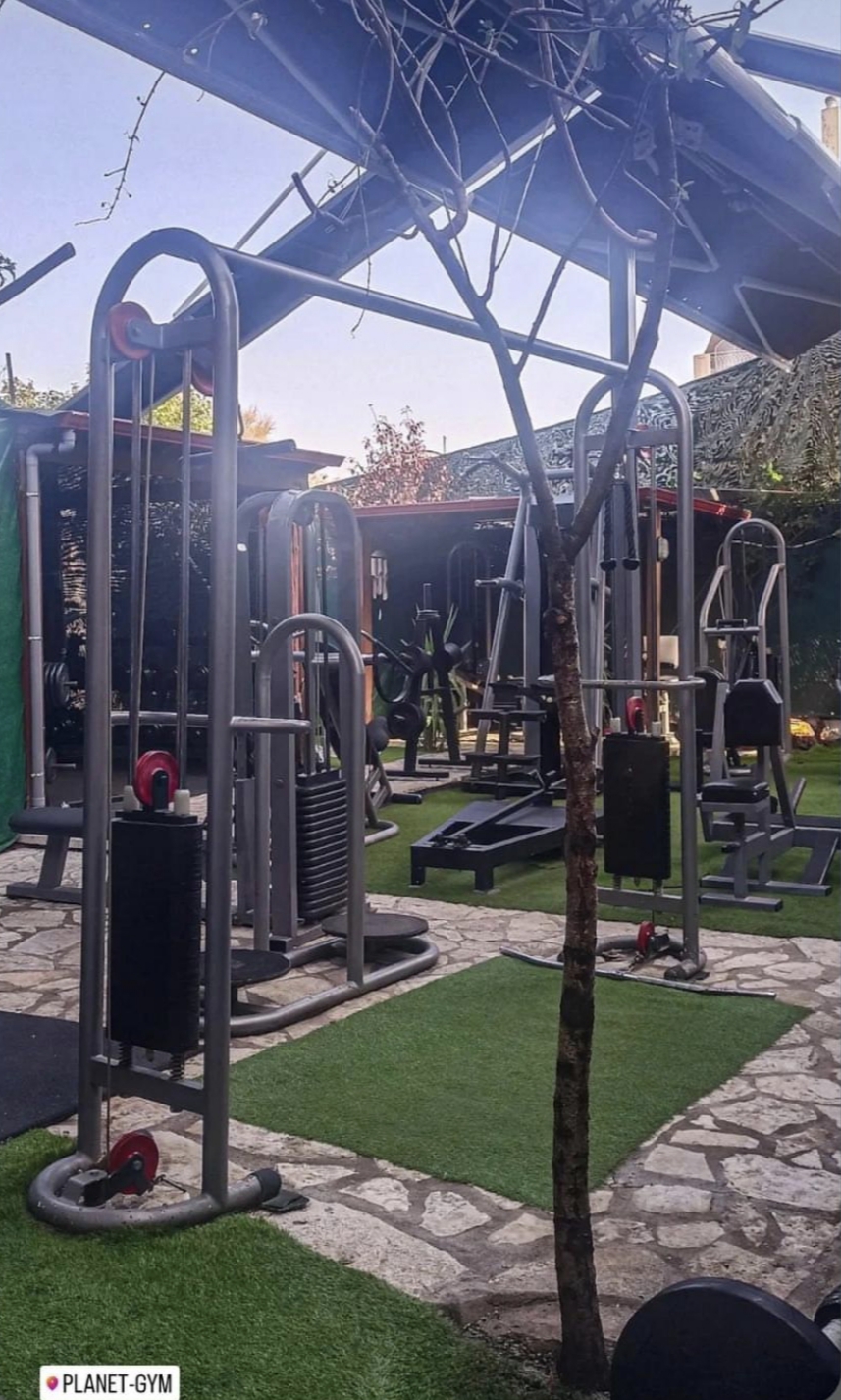 Εξωτερικός χώρος με μηχανήματα στη φύση